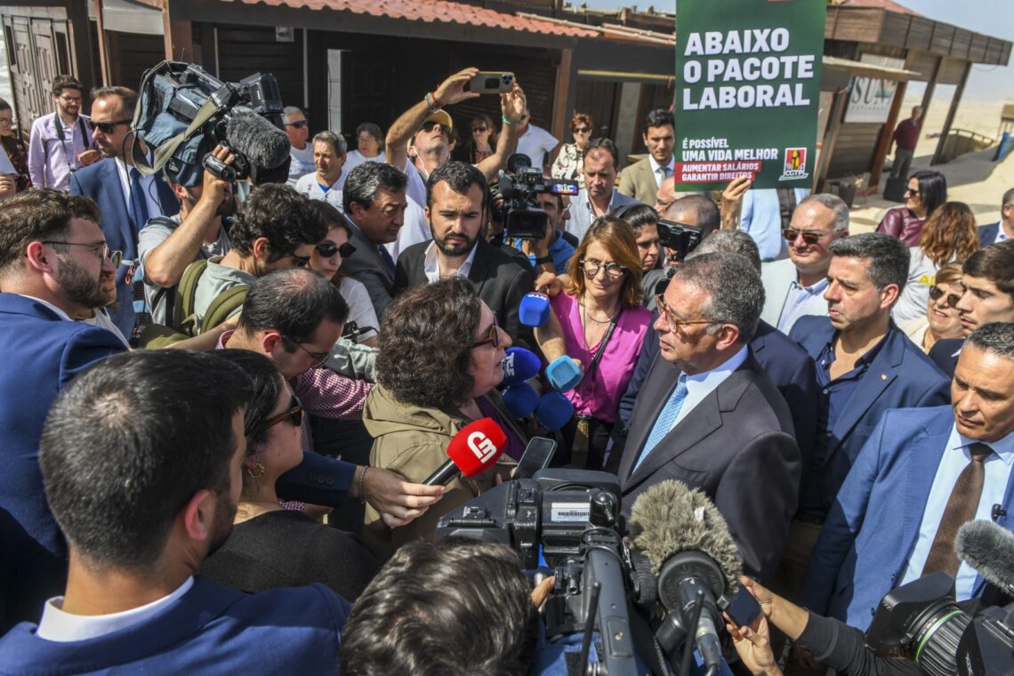 O Presidente da República visitou habitantes dos monoblocos que estão a viver nos Pousos, de onde saiu para reunir com empresários, em Leiria. Seguro foi recebido por uma multidão na Praia da Vieira e visitou a Empresa Industrial da Borracha, na Marinha Grande