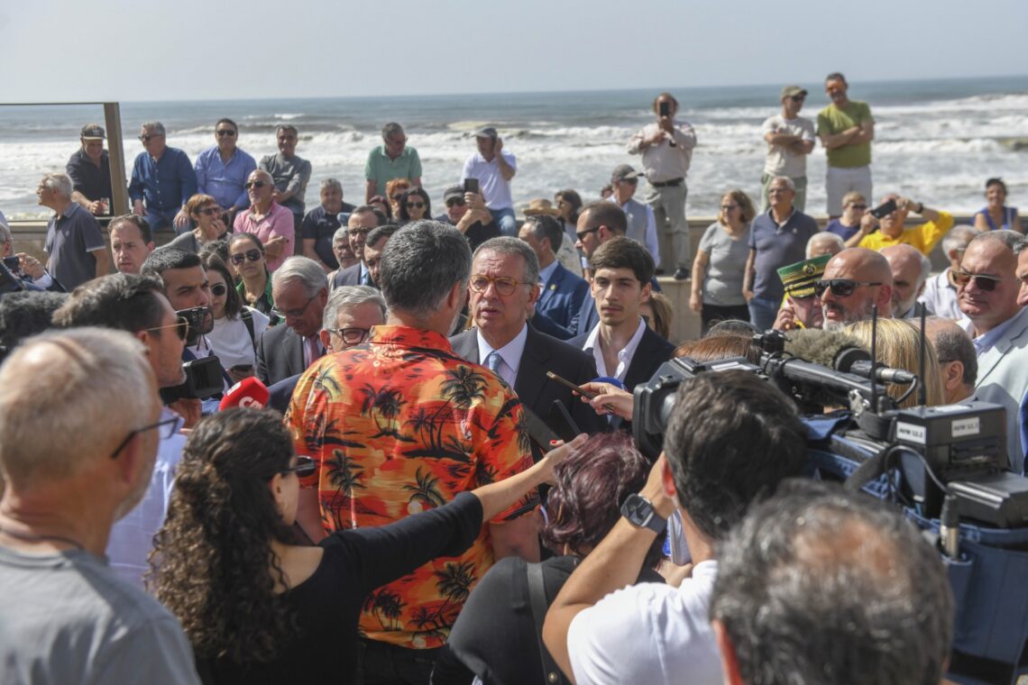 O Presidente da República visitou habitantes dos monoblocos que estão a viver nos Pousos, de onde saiu para reunir com empresários, em Leiria. Seguro foi recebido por uma multidão na Praia da Vieira e visitou a Empresa Industrial da Borracha, na Marinha Grande