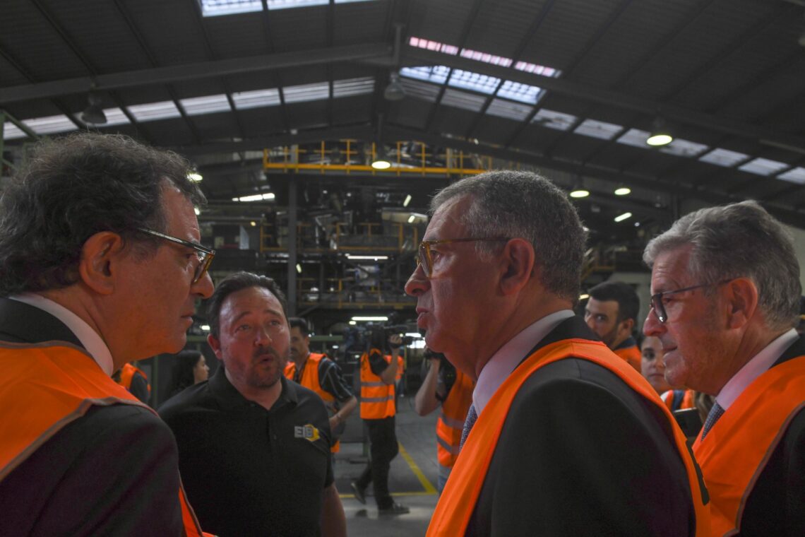 O Presidente da República visitou habitantes dos monoblocos que estão a viver nos Pousos, de onde saiu para reunir com empresários, em Leiria. Seguro foi recebido por uma multidão na Praia da Vieira e visitou a Empresa Industrial da Borracha, na Marinha Grande