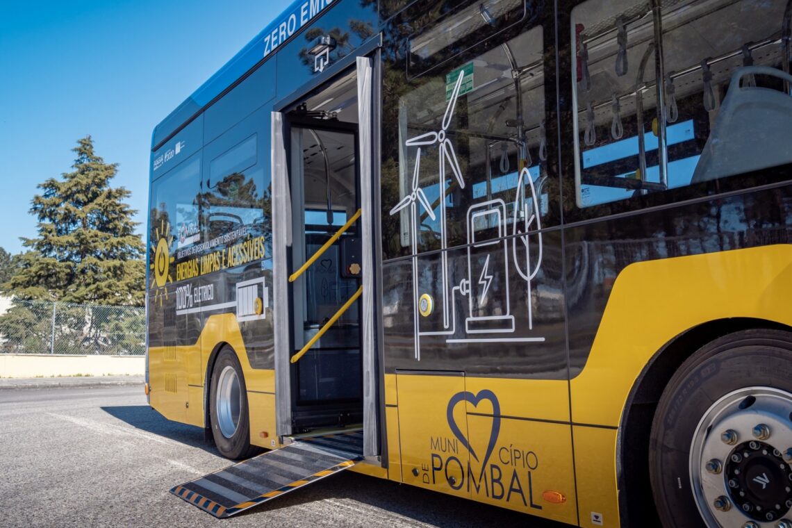 Autocarro tem autonomia para 300 quilómetros e lotação de 60 passageiros