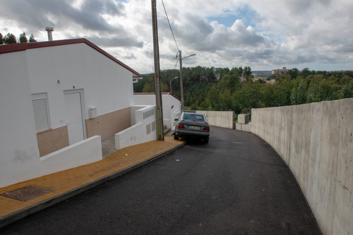 Quem lá vive, não aceita. Câmara diz que o muro estabelece protecção