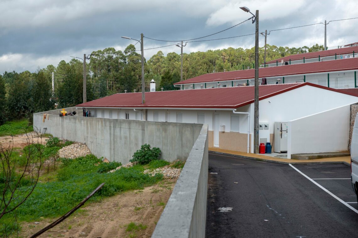 Quem lá vive, não aceita. Câmara diz que o muro estabelece protecção