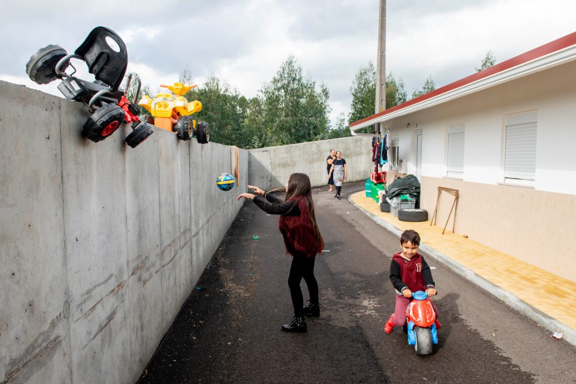 Quem lá vive, não aceita. Câmara diz que o muro estabelece protecção