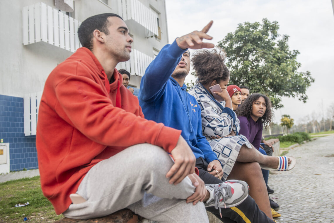 Jovens do bairro reclamam um espaço onde possam conviver