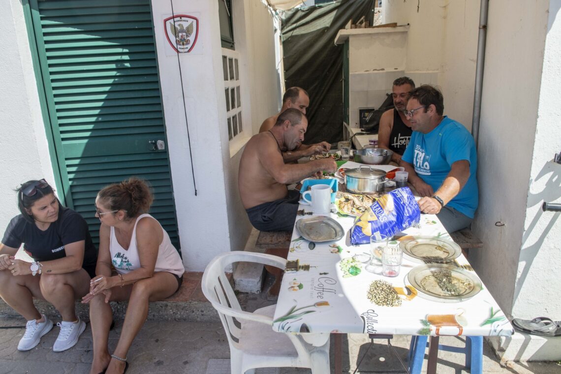 O convívio entre quem vive e trabalha na ilha é uma constante e faz desta comunidade “uma família”