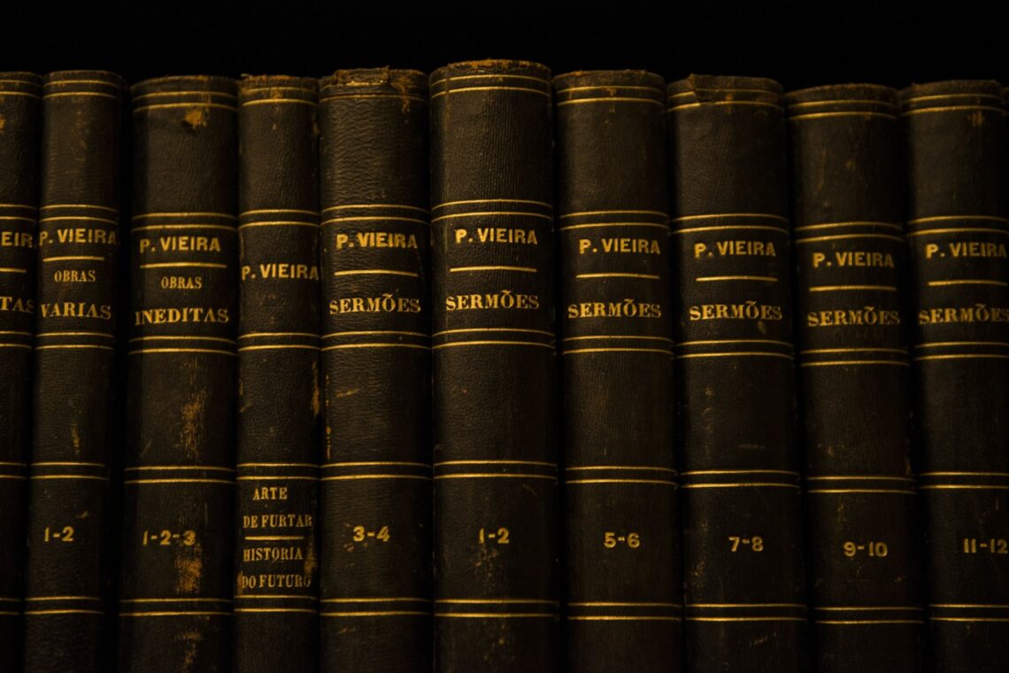 Milhares de volumes estão dispostos como no antigo escritório do poeta