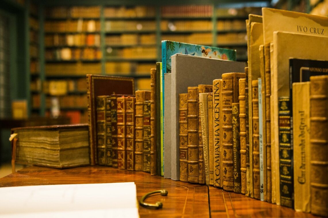 Milhares de volumes estão dispostos como no antigo escritório do poeta