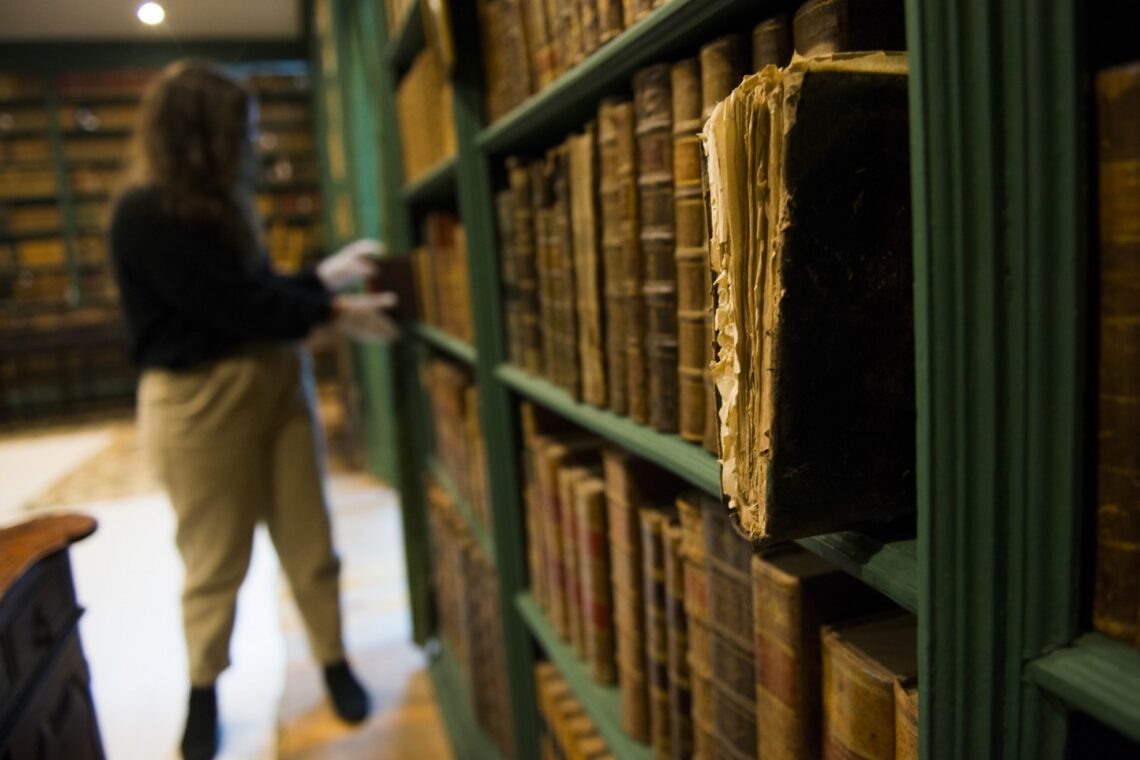 Milhares de volumes estão dispostos como no antigo escritório do poeta