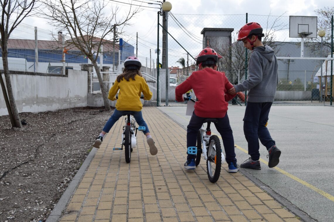 Vasco Bernardo, Mateus Coelho e Francesca Fonseca contam que estão a adorar as novas aulas de bicicleta na escola