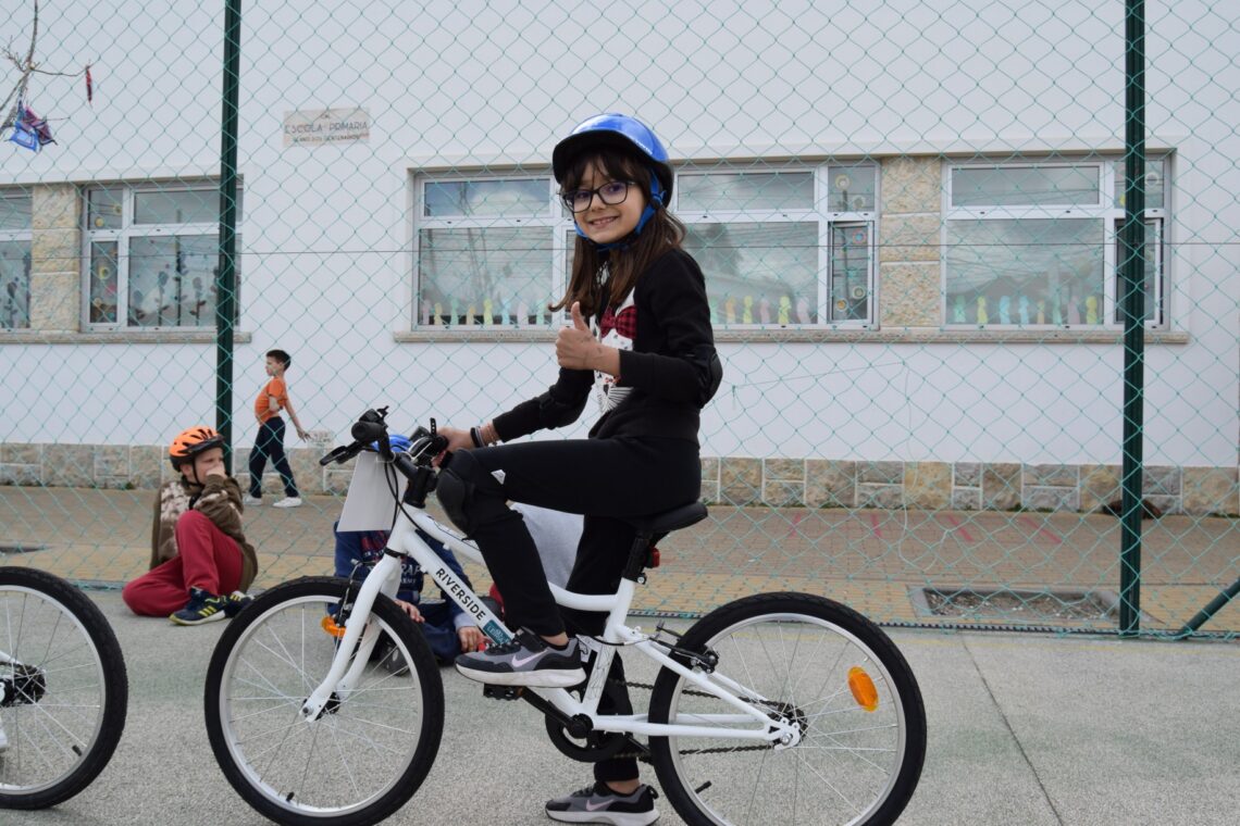 Vasco Bernardo, Mateus Coelho e Francesca Fonseca contam que estão a adorar as novas aulas de bicicleta na escola