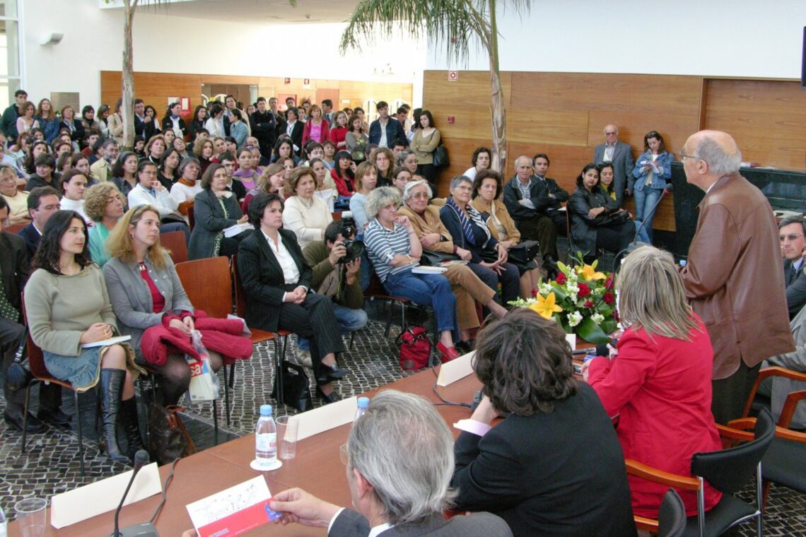 Apadrinhou a biblioteca da ESTG do Politécnico de Leiria, instituto que visitou três vezes após ser Nobel da Literatura e onde recebeu o título de professor coordenador honorário