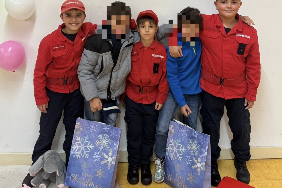 Infantes, cadetes e bombeiros da Batalha distribuem presentes