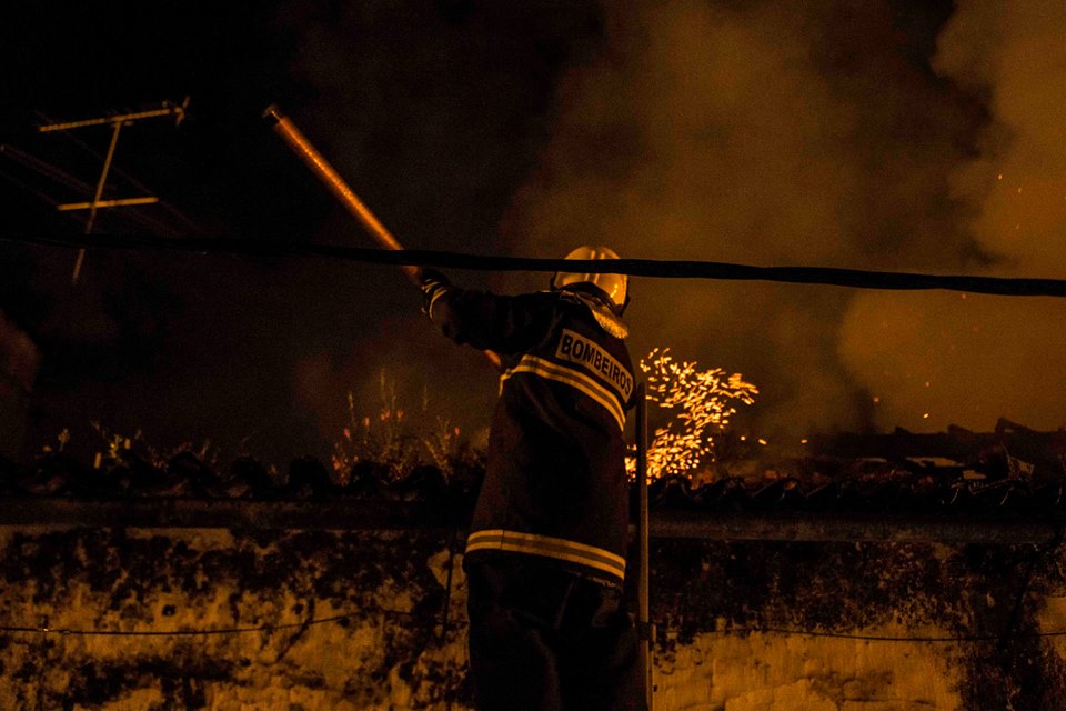 Bombeiros já dominaram incêndio no centro histórico de Leiria