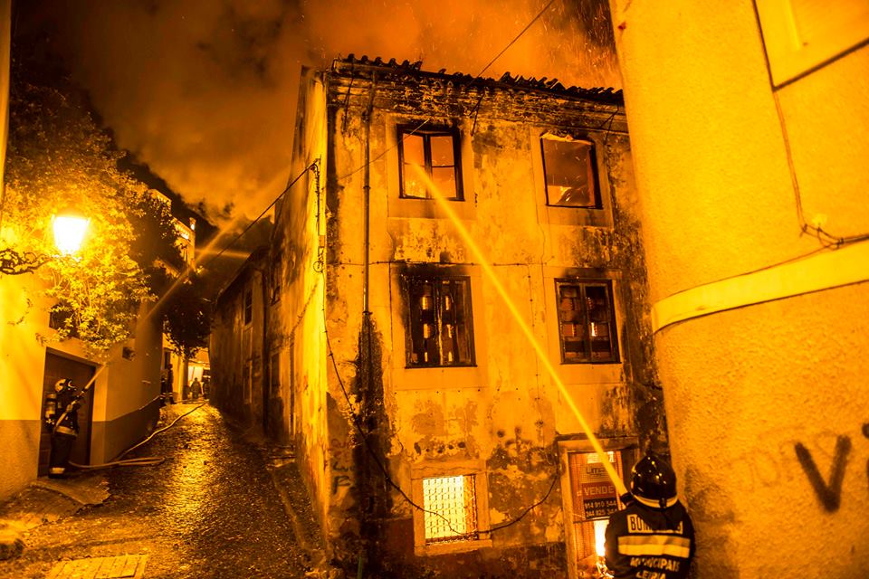 Bombeiros já dominaram incêndio no centro histórico de Leiria