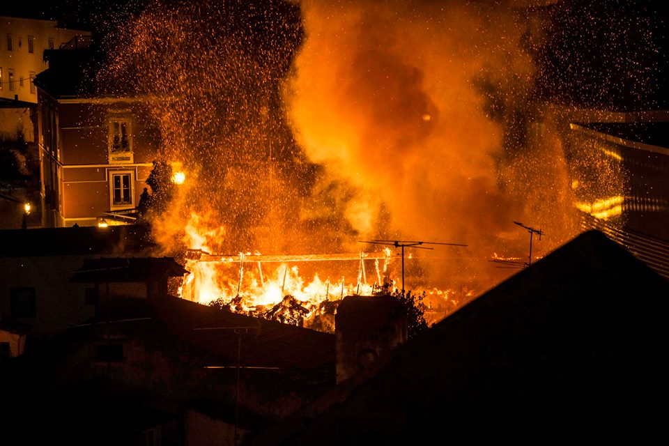 Bombeiros já dominaram incêndio no centro histórico de Leiria