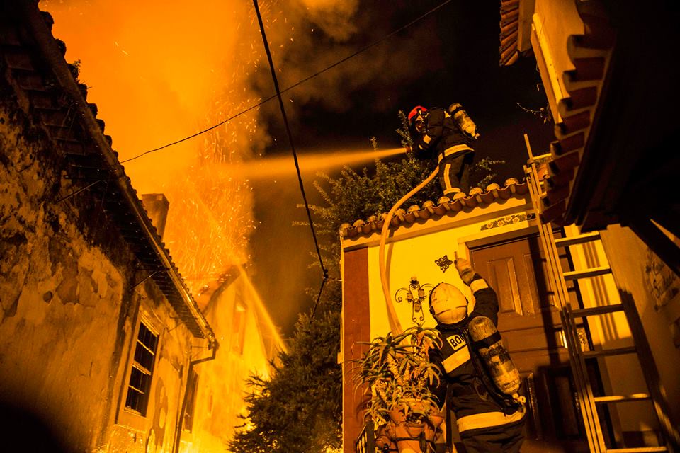 Bombeiros já dominaram incêndio no centro histórico de Leiria