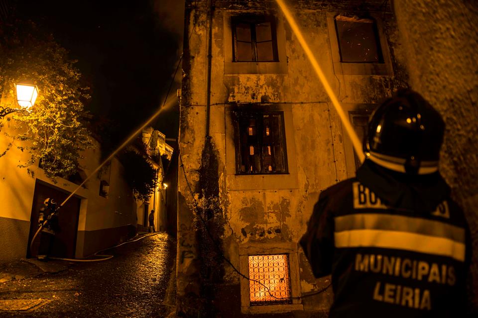 Bombeiros já dominaram incêndio no centro histórico de Leiria