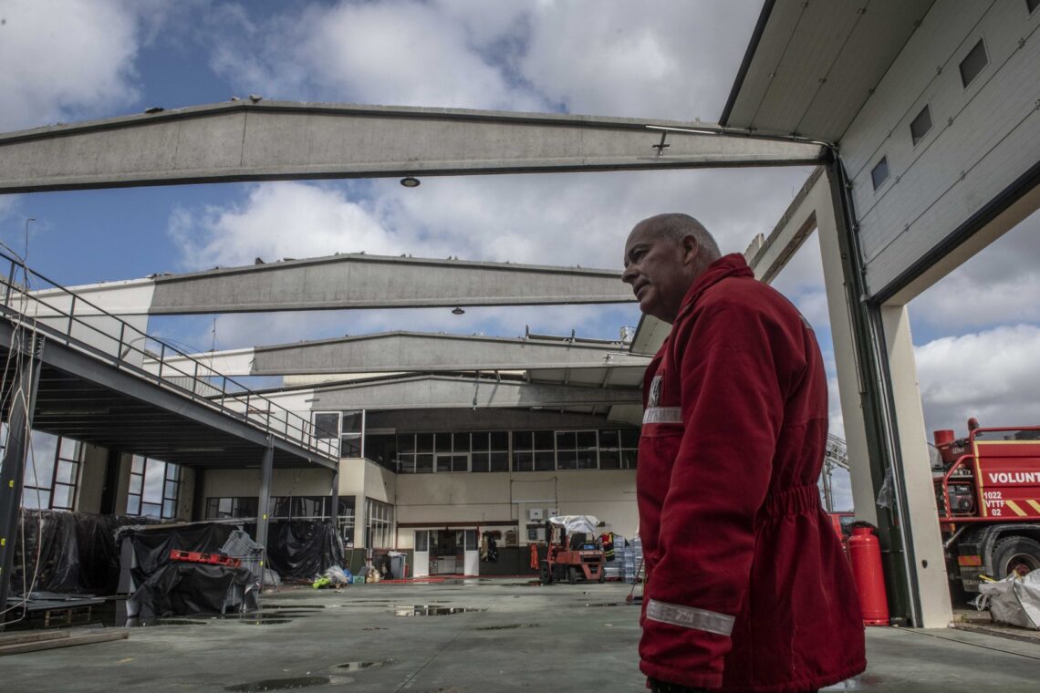 Os ventos ciclónicos levaram o telhado do quartel dos Bombeiros Voluntários de Leiria. A sala onde eram visionadas as câmaras de vigilância da PSP ficou inoperacional