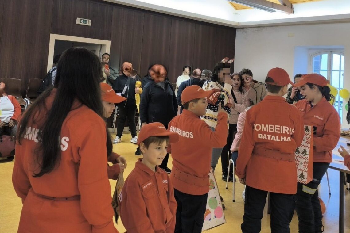 Infantes, cadetes e bombeiros da Batalha distribuem presentes