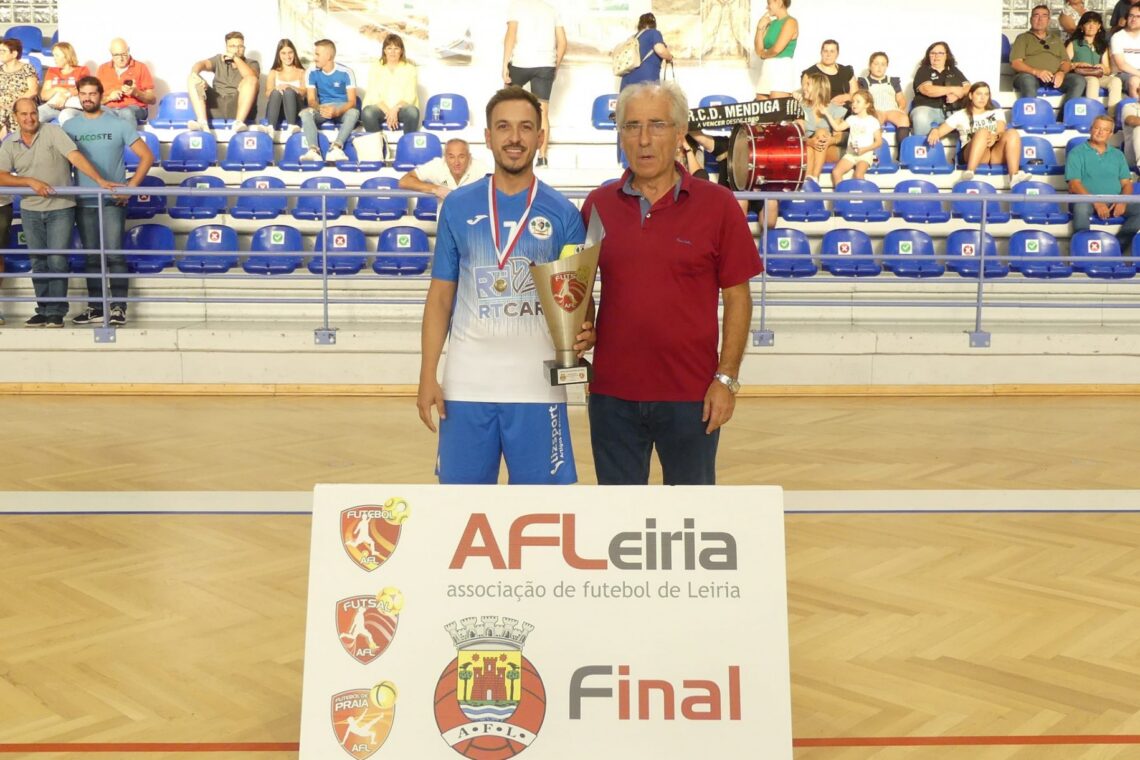 CCRD Burinhosa festejou a conquista da primeira Taça de Honra de futsal masculino