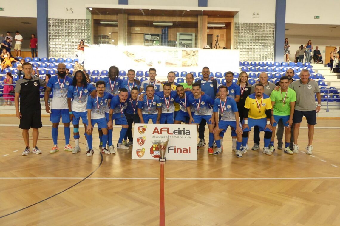 CCRD Burinhosa festejou a conquista da primeira Taça de Honra de futsal masculino