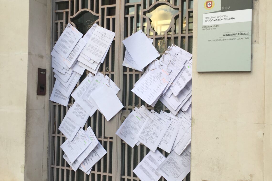 Cadernos eleitorais pendurado por cordéis à porta do tribunal de Leiria causam estranheza