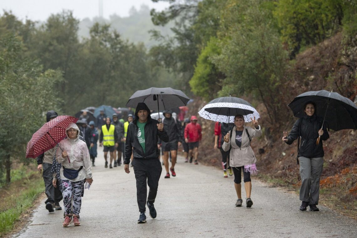No último domingo, centenas de pessoas não se deixaram intimidar pela chuva e caminharam até Fátima