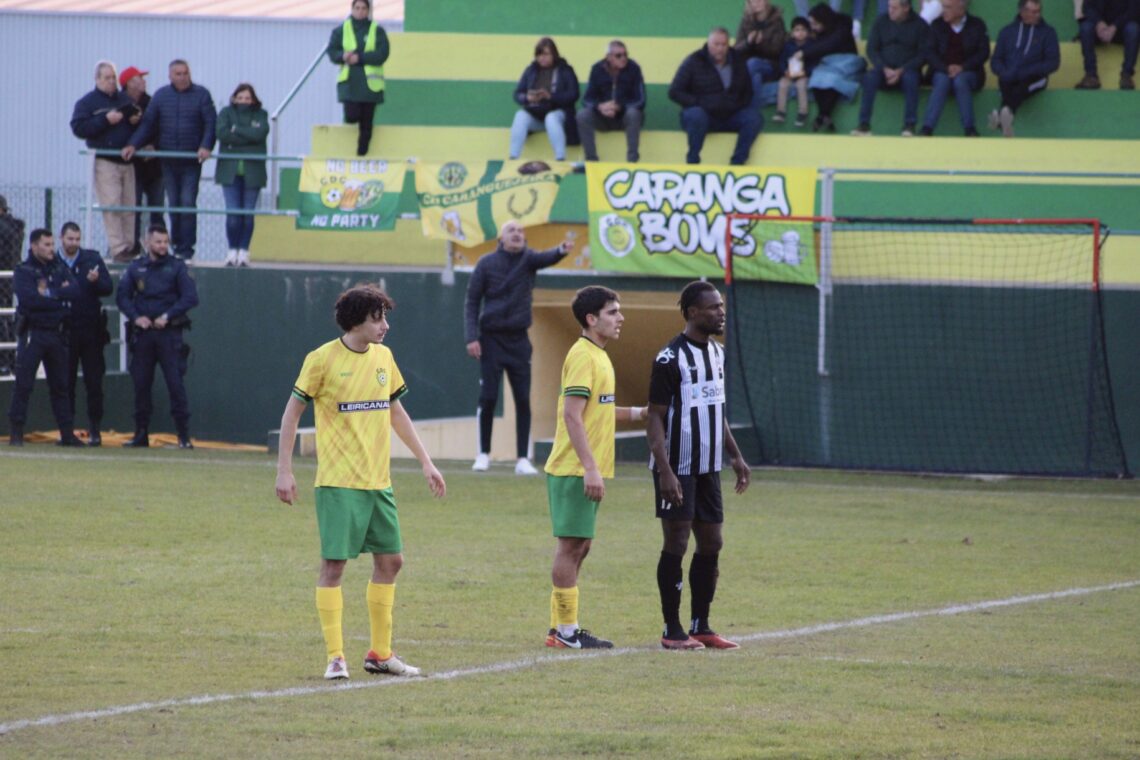 Caranga Boys organizam cânticos e não falham um jogo do Caranguejeira