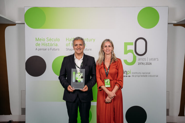 Carlos Rabadão, reitor da ULO, e Eduarda Fernandes, pró-reitora da ULO, com o prémio entregue pelo INPI