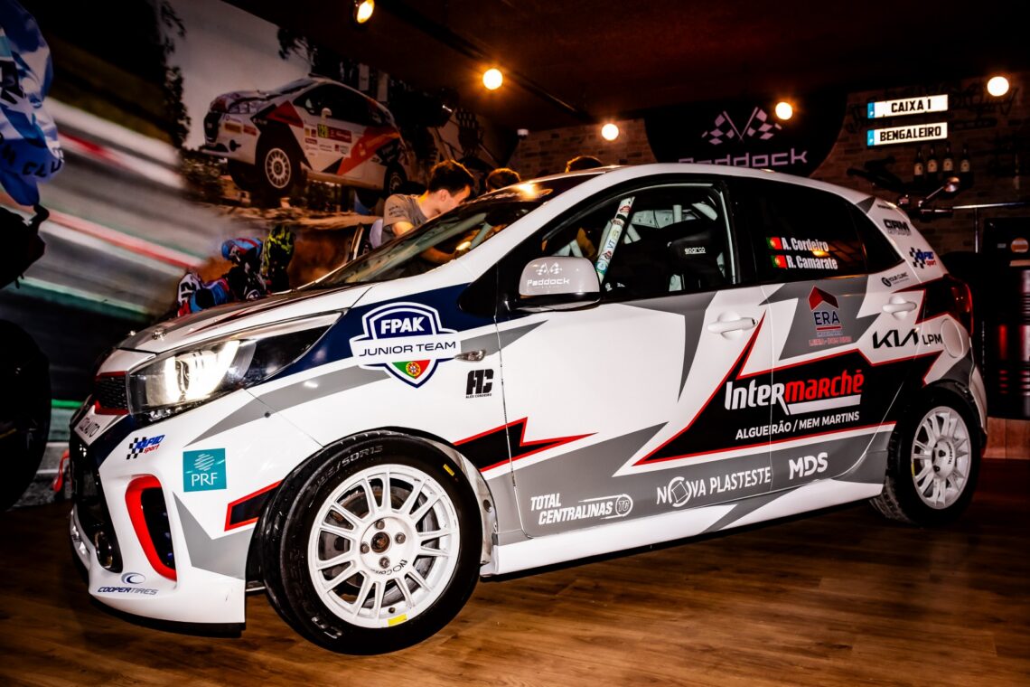 Alexandre Cordeiro (direita) e Ricardo Camarate (esquerda) apresentaram, na terça-feira à noite, o carro com o qual vão competir no troféu da FPAK