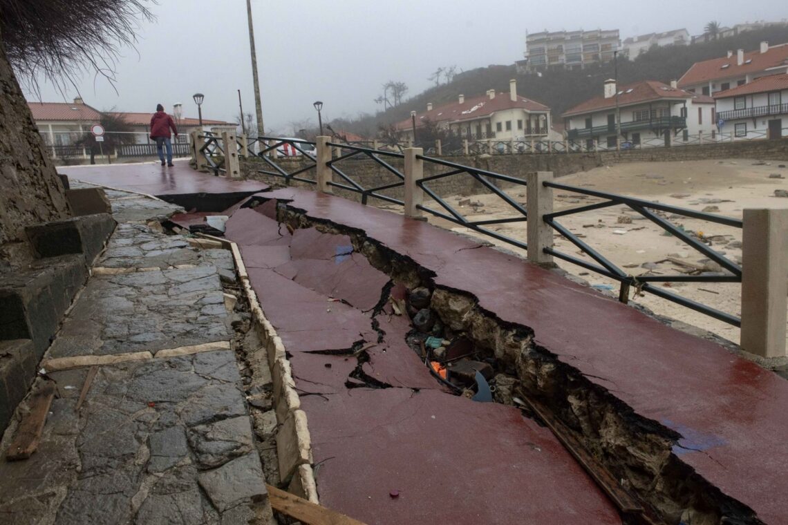 O acesso à praia está parcialmente destruído