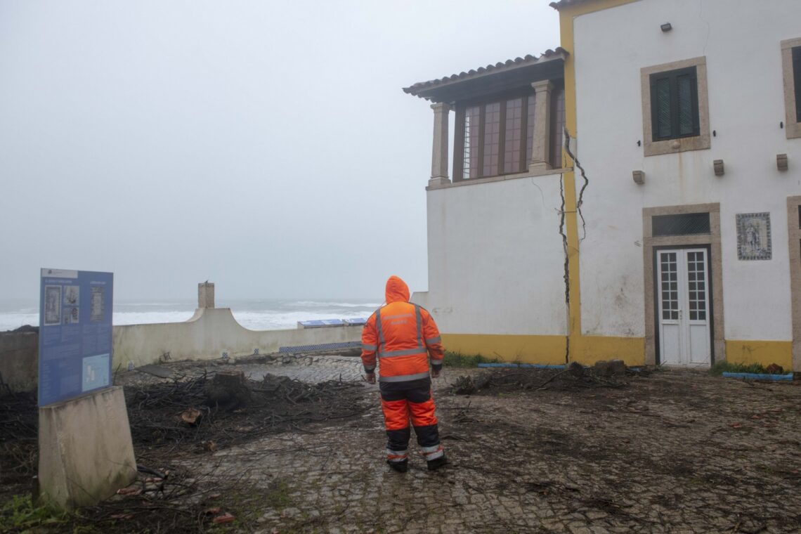 Ontem durante a tarde. As fissuras ameaçam sobretudo a varanda do imóvel