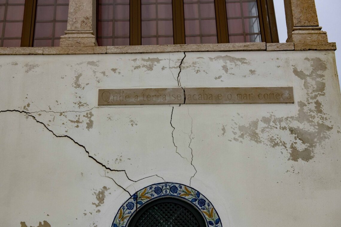 Várias fissuras foram detectadas no edifício, construído há mais de cem anos