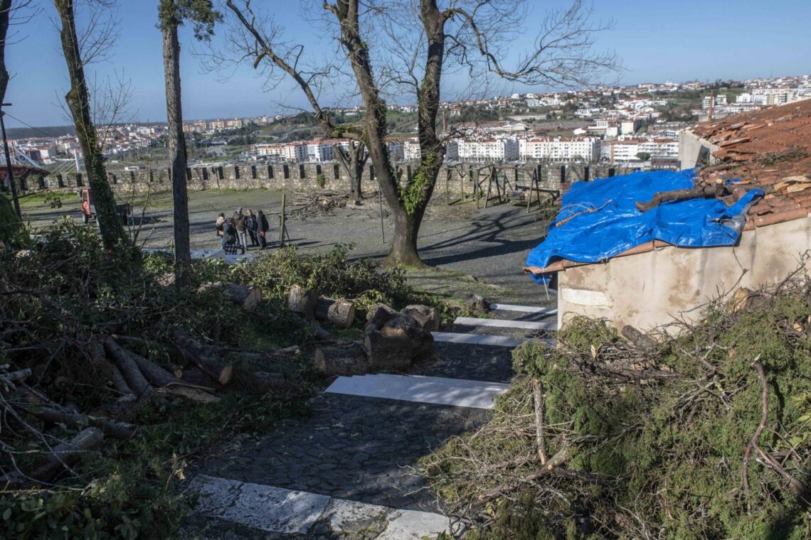 A cobertura da Casa do Guarda sofreu danos provocados pela queda de uma árvore