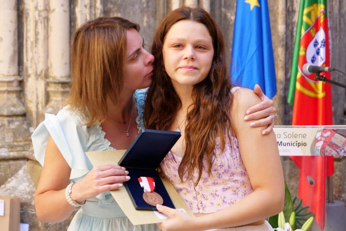 Filha recebeu a medalha atribuída, a título póstumo, a Catarina Coelho