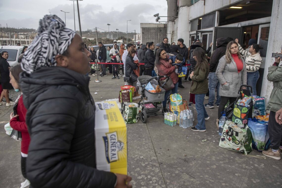 Onda de solidariedade une quem precisa e quem quer ajudar junto ao estádio