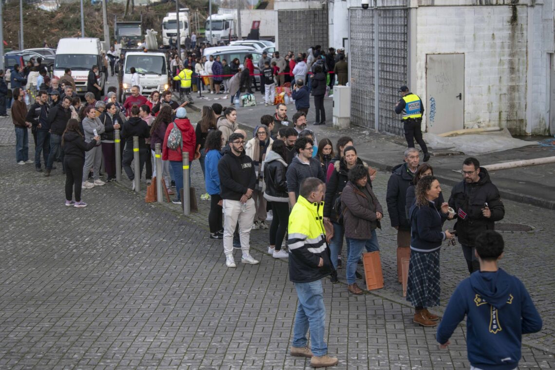 Onda de solidariedade une quem precisa e quem quer ajudar junto ao estádio