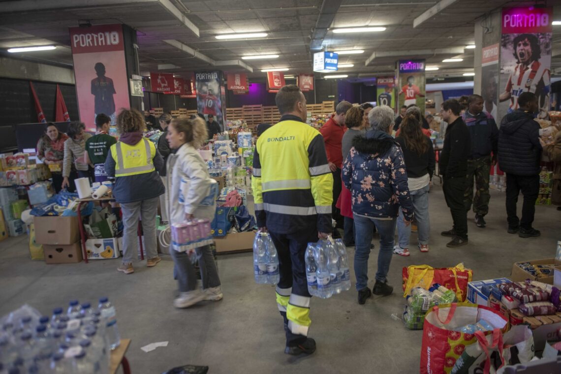 Onda de solidariedade une quem precisa e quem quer ajudar junto ao estádio