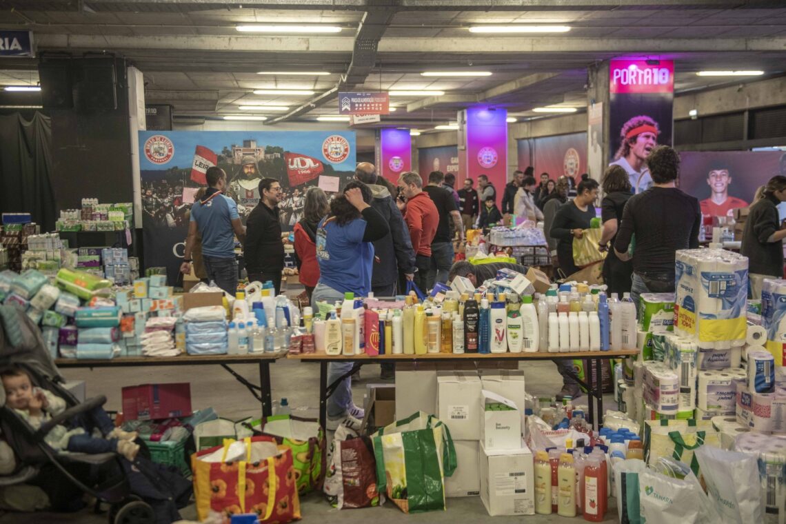 Onda de solidariedade une quem precisa e quem quer ajudar junto ao estádio