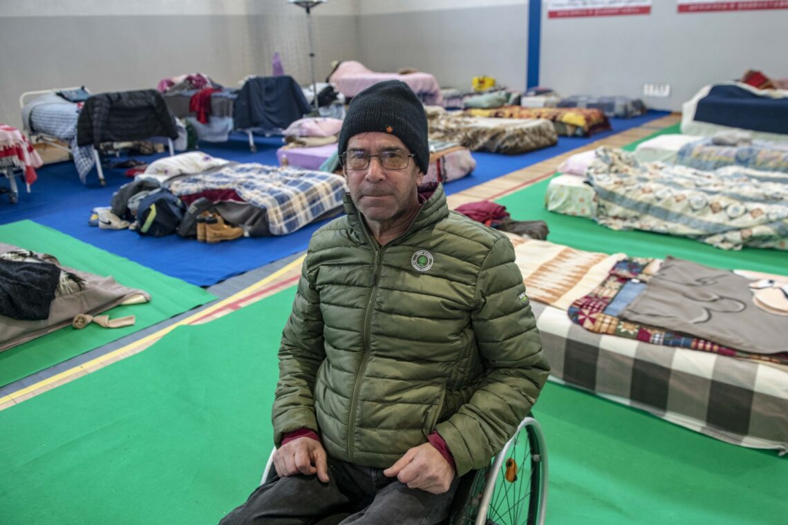 Vidas em suspenso. Viver num pavilhão enquanto se espera para poder voltar “à casinha”