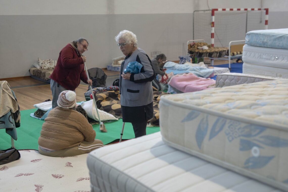 Vidas em suspenso. Viver num pavilhão enquanto se espera para poder voltar “à casinha”