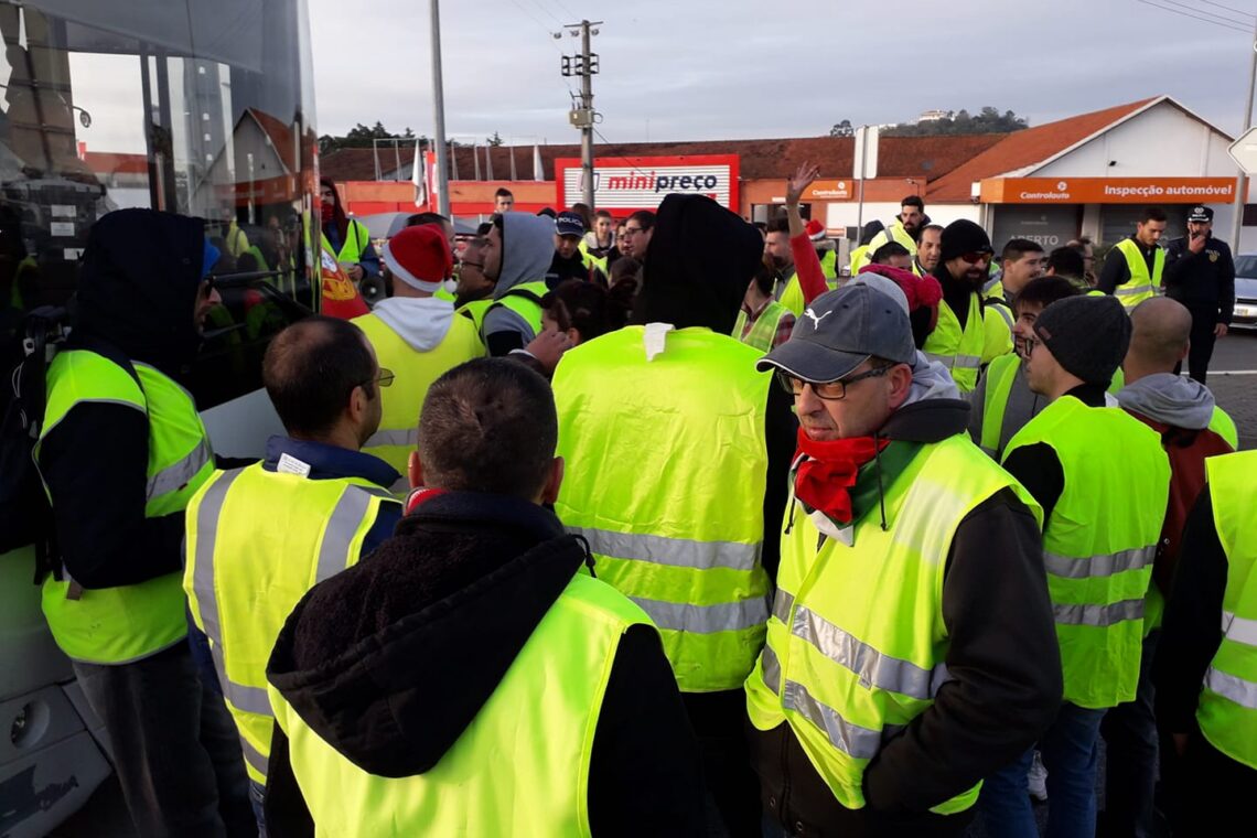Cerca de 60 coletes amarelos manifestam-se e bloqueiam entradas de Leiria (com galeria)