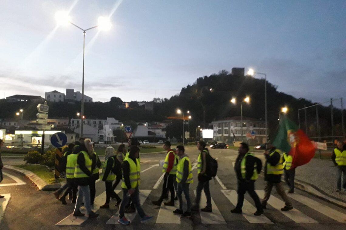 Cerca de 60 coletes amarelos manifestam-se e bloqueiam entradas de Leiria (com galeria)