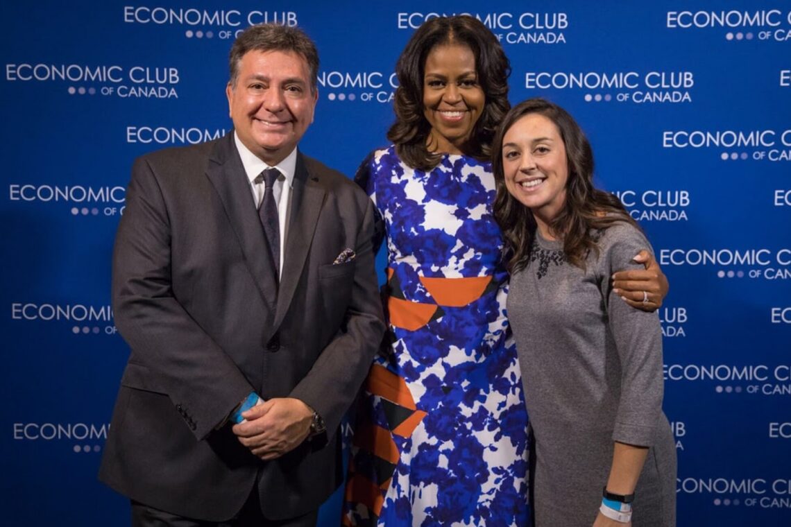 Charles Sousa  ao lado de  Michelle  Obama, ex- -primeira  dama dos EUA