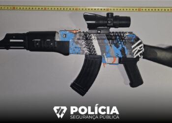 A arma foi apreendida