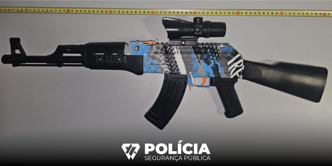 A arma foi apreendida