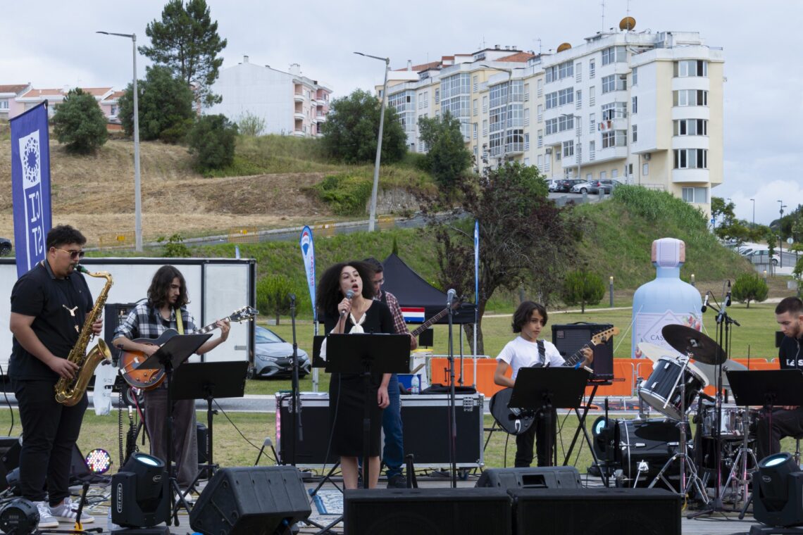 O Ensemble de Jazz e Combo dos cursos Rockschool deleitou famílias no Jardim do Panorama