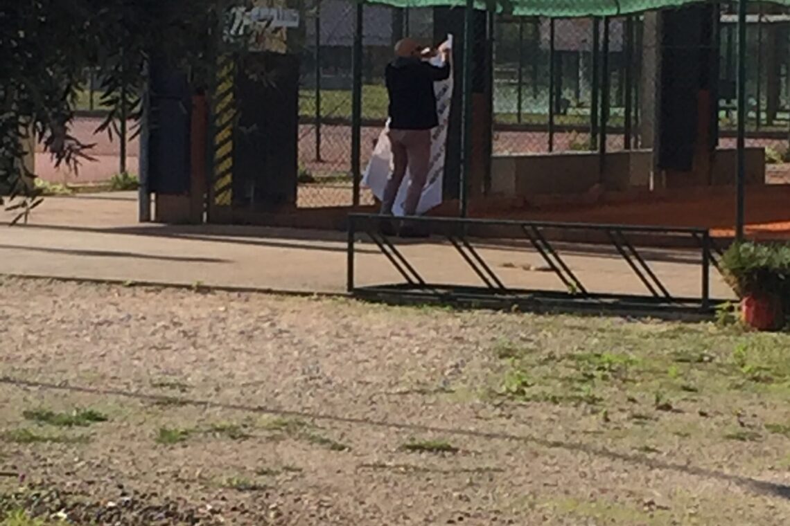 CETL fotografou Arlindo Lisboa a colocar a faixa