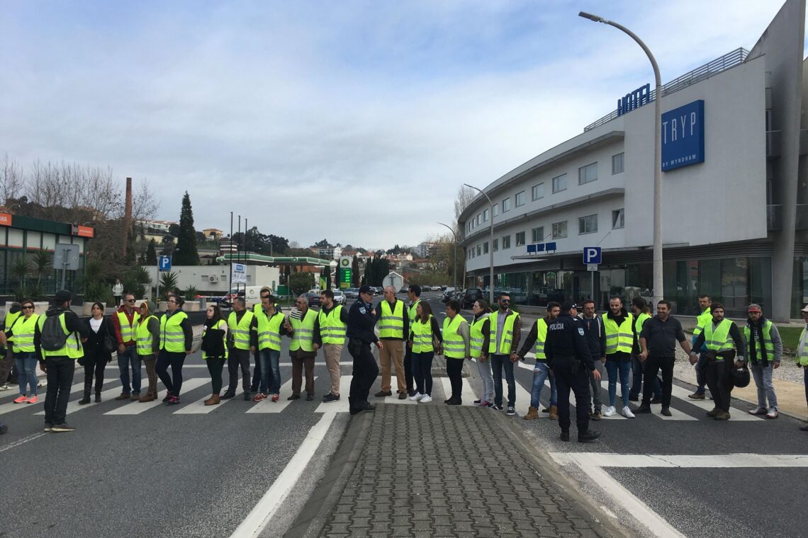 Coletes amarelos mantêm-se na rotunda da Grelha