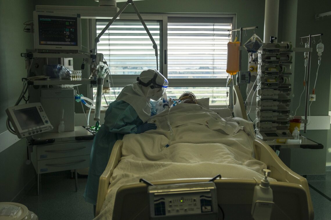 Reportagem na Zona Covid-19 dos cuidados intensivos do HSA